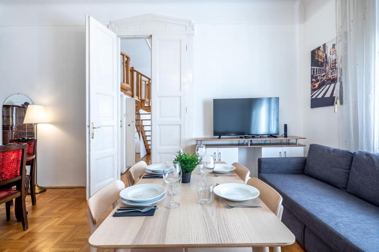 Huge In The Center Appartement Budapest